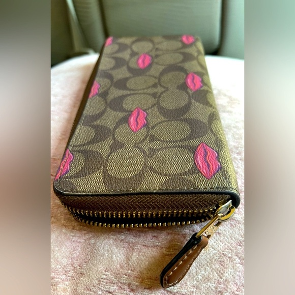 Coach Wallet With Lips Print - Picture 4 of 6